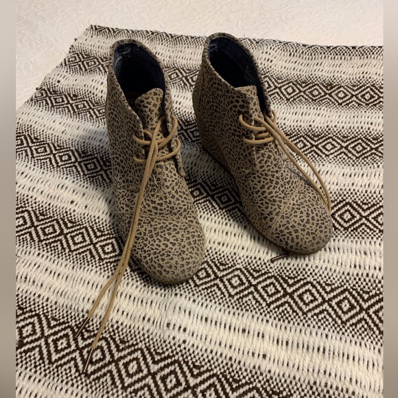 Tom’s Animal Print wedge ankle boots. Super Cute - Picture 6 of 7